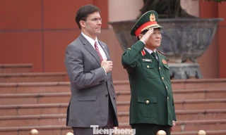 Bộ trưởng Quốc phòng Việt - Mỹ thực hiện nghi lễ chào cờ tại trụ sở Bộ Quốc phòng Việt Nam, sáng 20/11. Ảnh: Nguyễn Minh