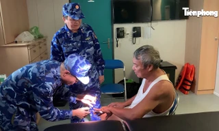 Cảnh sát biển vượt sóng dữ cứu nạn 43 thuyền viên 