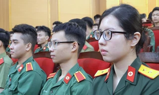 Giúp sĩ quan trẻ và đoàn viên thượng tôn pháp luật, tránh xa tệ nạn