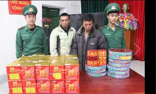 Biên phòng Quảng Ninh bắt 2 gã đàn ông lên biên giới mua pháo lậu