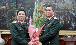 Tổng Tham mưu trưởng Nguyễn Tân Cương giao nhiệm vụ cho cận vệ Lăng Bác