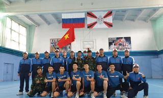 Đội tuyển Công binh chụp ảnh lưu niệm sau khi giành Cúp vàng bóng chuyền trong khuôn khổ Army Games 2020. Ảnh: QĐND