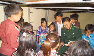 Sĩ quan biên phòng kết nối yêu thương