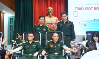 Hàng trăm quân nhân và sinh viên tham gia ngày hội trao giọt hồng yêu thương
