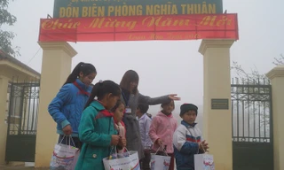 Nhiều em học sinh nghèo vượt khó học giỏi ở huyện Quản Bạ đã được đoàn công tác trao tặng áo ấm mới vào sáng 27/1