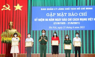 Thiếu tướng Bùi Hải Sơn trao tặng Bằng khen của Ban Quản lý Lăng Chủ tịch Hồ Chí Minh cho phóng viên Báo Tiền phong và các cá nhân đã có nhiều đóng góp cho hoạt động tuyên tuyền về Ban Quản lý Lăng