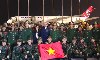 Tổng Tham mưu trưởng Nguyễn Tân Cương ra sân bay tiễn 76 quân nhân Việt Nam tới Thổ Nhĩ Kỳ
