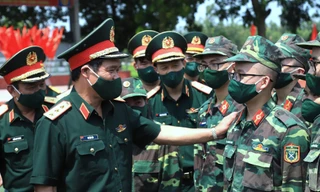 Thượng tướng Vũ Hải Sản, Thứ trưởng Bộ Quốc phòng động viên, giao nhiệm vụ cho đội hình vào Nam chi viện chống dịch, sáng 6/8