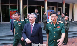 Ông Trần Quốc Vượng, Ủy viên Bộ Chính trị, Thường trực Ban Bí thư dự và phát biểu chỉ đạo tại lễ khai giảng của Học viện Quốc phòng