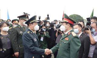 Bộ trưởng Quốc phòng Trung Quốc (bên trái) đón Bộ trưởng Quốc phòng Việt Nam sang Đông Hưng tham dự các hoạt động giao lưu, hội đàm, sáng 24/4. Ảnh: Nguyễn Minh 