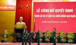 Đại tướng Ngô Xuân Lịch trao Quân kỳ Quyết thắng cho BTL Tác chiến không gian mạng tại lễ công bố thành lập, chiều 8/1