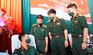 Lãnh đạo Ban Thanh niên Quân đội và Bệnh viện T.Ư Quân đội 108 trò chuyện với đoàn viên Trường Quân sự Quân đoàn 2 tham gia hiến máu, sáng 7/8. Ảnh: Nguyễn Minh