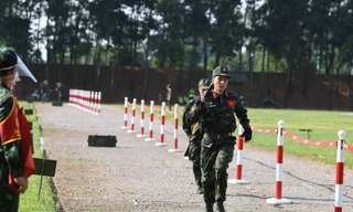 Xạ thủ Quân đội nhân dân Việt Nam cơ động vào tuyến bắn trong ngày thi đấu thứ 2