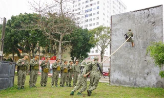 Cán bộ, chiến sĩ Đại đội Trinh sát 20 luyện tập nội dung vượt vật cản