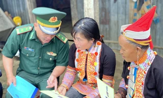 Đoàn viên quân hàm xanh Lai Châu xuống bản giúp dân