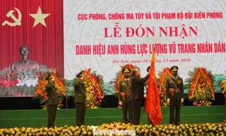 Phó Thủ tướng thường trực Trương Hòa Bình trao tặng danh hiệu Anh hùng LLVT nhân dân cho Cục PCMT&TP Bộ đội Biên phòng, chiều 20/12