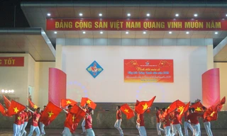 ĐVTN nhà trường và đơn vị kết nghĩa trình diễn múa cờ tại lễ tổng kết