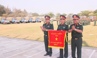 Trung tướng Lê Văn Hoàng trao cờ Đơn vị huấn luyện giỏi năm 2018 của Bộ Quốc phòng tặng Lữ đoàn 683, sáng 1/3