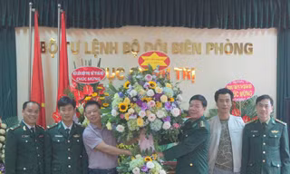 Đoàn đại biểu Báo Tiền Phong chúc mừng Cục Chính trị Bộ đội Biên phòng, chiều 1/3