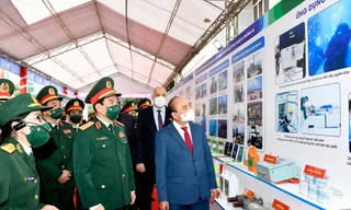 Chủ tịch nước Nguyễn Xuân Phúc và các đại biểu tham quan các sản phẩm khoa học, công nghệ của Trung tâm Nhiệt đới Việt - Nga. Ảnh: Tuấn Huy