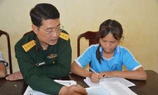 Đại úy Hiếu dạy học sinh mồ côi trên địa bàn học bài