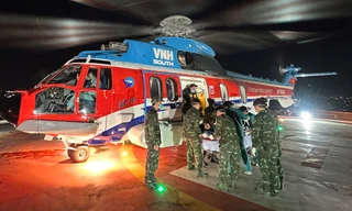 Quân đội điều trực thăng đưa quân nhân từ Trường Sa về đất liền cấp cứu