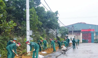 Cán bộ, ĐVTN Học viện KTQS ra quân hưởng hưởng Tháng Thanh niên và Tết trồng cây 2021