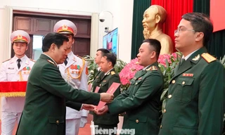 Đại tướng Ngô Xuân Lịch trao các Quyết định thăng quân hàm trước niên hạn, tuyển dụng quân nhân chuyên nghiệp cho 4 GMTTB