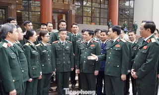 Lãnh đạo Quân ủy T.Ư - Bộ Quốc phòng trò chuyện với các GMTTB và triển vọng toàn quân 2020, sáng 17/3. Ảnh: Nguyễn Minh