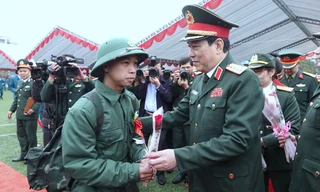 Đại tướng Lương Cường và Bí thư Thành ủy Hà Nội tiếp sức tân binh tòng quân