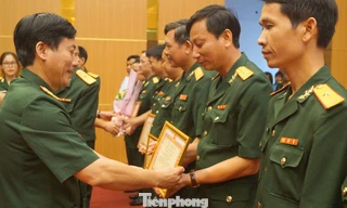 Tôn vinh điển hình học tập, làm theo gương Bác