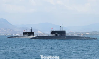 Tàu ngầm 182 - Hà Nội và Tàu ngầm 183 - TPHCM tại quân cảng Cam Ranh