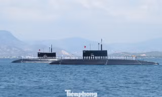 Tàu ngầm 182 - Hà Nội và Tàu ngầm 183 - TPHCM tại quân cảng Cam Ranh