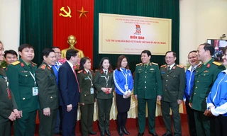 Các đồng chí chủ trì diễn đàn trò chuyện, trao đổi với các đại biểu, chiều 10/12