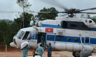 Trực thăng quân sự tiếp tế lương thực cho người dân bị cô lập do bão lũ ở Quảng Nam. Ảnh: PK-KQ