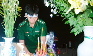 Nén nỗi đau xé lòng, trung úy Thông tưởng nhớ cha từ miền biên giới xa quê nhà. Ảnh: CTV