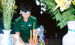 Nén nỗi đau xé lòng, trung úy Thông tưởng nhớ cha từ miền biên giới xa quê nhà. Ảnh: CTV