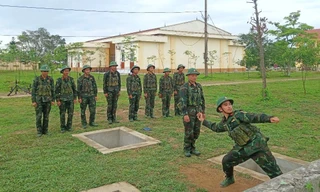 Chiến sĩ mới Trung đoàn Tu Vũ thi tài bắn súng, ném lựu đạn và đánh thuốc nổ 