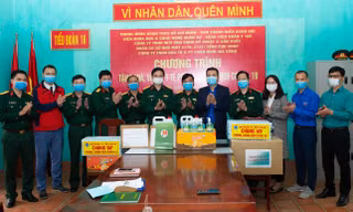 Đại diện lãnh đạo T.Ư Đoàn, Ban Thanh niên Quân đội và các đơn vị trao quà tiếp sức chống dịch Covid-19 cho Tiểu đoàn 16, Trường Sĩ quan Lục quân 1