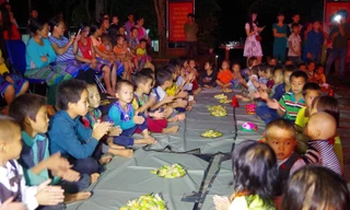 Chiến sĩ biên phòng mang tết Trung thu cho trẻ em biên giới