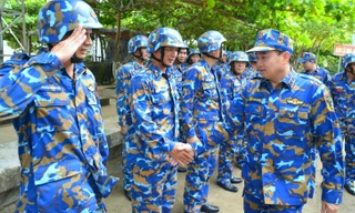Tư lệnh Hải quân kiểm tra bộ đội Trường Sa, tri ân các bậc tiền nhân