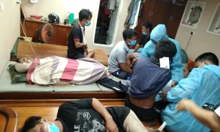 Quân y Biên phòng Quảng Trị chăm sức y tế cho 7 thuyền viên được cứu thoát, trên tàu cứu hộ cứu nạn của Đồn Biên phòng Cồn Cỏ