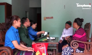 Chiến sĩ Biên phòng chăm lo Tết cho đồng bào biên giới