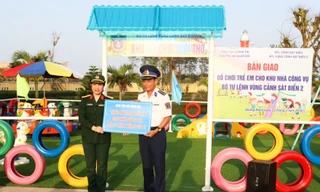 Đại diện Ban Phụ nữ Quân đội trao tặng đồ chơi cho “Khu vui chơi tuổi thơ” cho Nhà công vụ BTL Vùng Cảnh sát biển 2. Ảnh: CTV