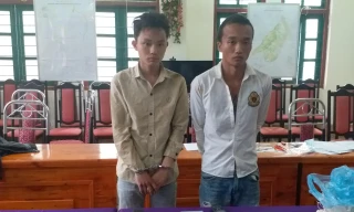 Hai đối tượng Giàng Seo Lìn (bên phải) và Giàng Seo Chư cùng tang vật vụ án