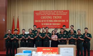 Ảnh: Đại diện các đơn vị trao tặng quà, vật tư y tế cho Sư đoàn 308, chiều 20/8