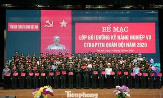 Lãnh đạo Ban Thanh niên Quân đội và Trường Sĩ quan Chính trị trao chứng nhận cho học viên lớp tập huấn