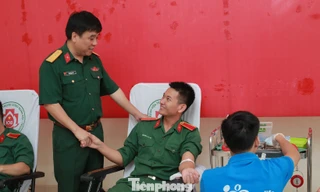 Lãnh đạo Trường Sĩ quan Chính trị thăm hỏi, động viên ĐVTN tham gia hiến máu 
