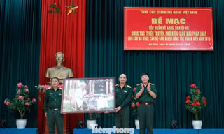 Lãnh đạo Ban Thanh niên Quân đội trao tặng ảnh Bác Hồ cho Lữ đoàn 575