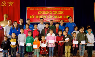 Đoàn thanh niên Bộ Ngoại giao tặng quà cho học sinh nghèo vượt khó ở Nậm Chẩy